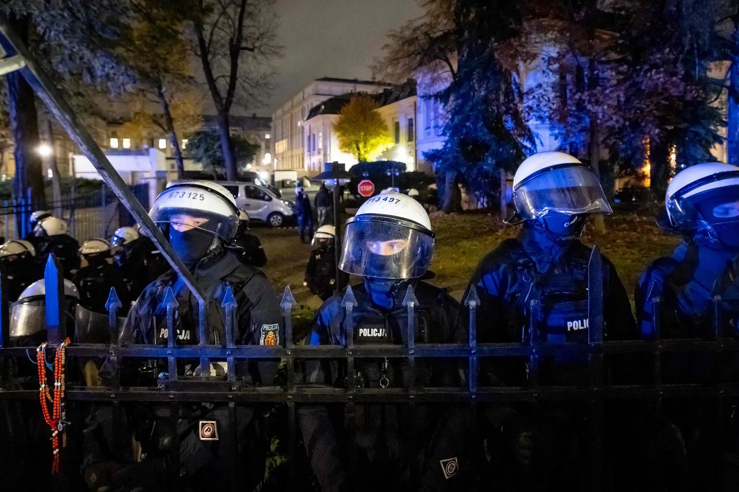 Polşada dövlət çevrilişi baş verir? - Polis Konstitusiya Tribunalının ərazisinə daxil oldu