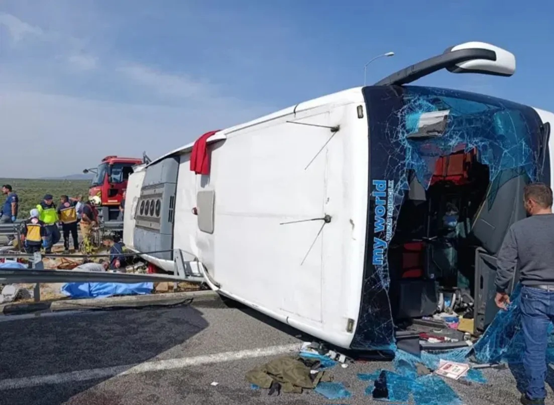 Türkiyədə yük maşını sərnişin avtobusu ilə toqquşub, 11 nəfər ölüb, 27 insan xəsarət alıb