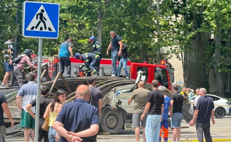 Ağır qəza: Dəmir-beton konstruksiya yük maşınının üzərinə düşüb
