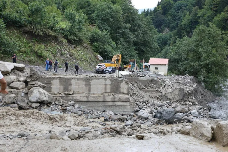 Lentexidə təbii fəlakət: Körpü dağıldı, nəqliyyatın hərəkəti dayandırıldı